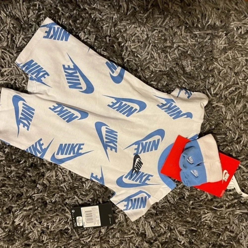Nike baby unisex shortsleeved shorttall size 0-6 month - Picture 3 of 6